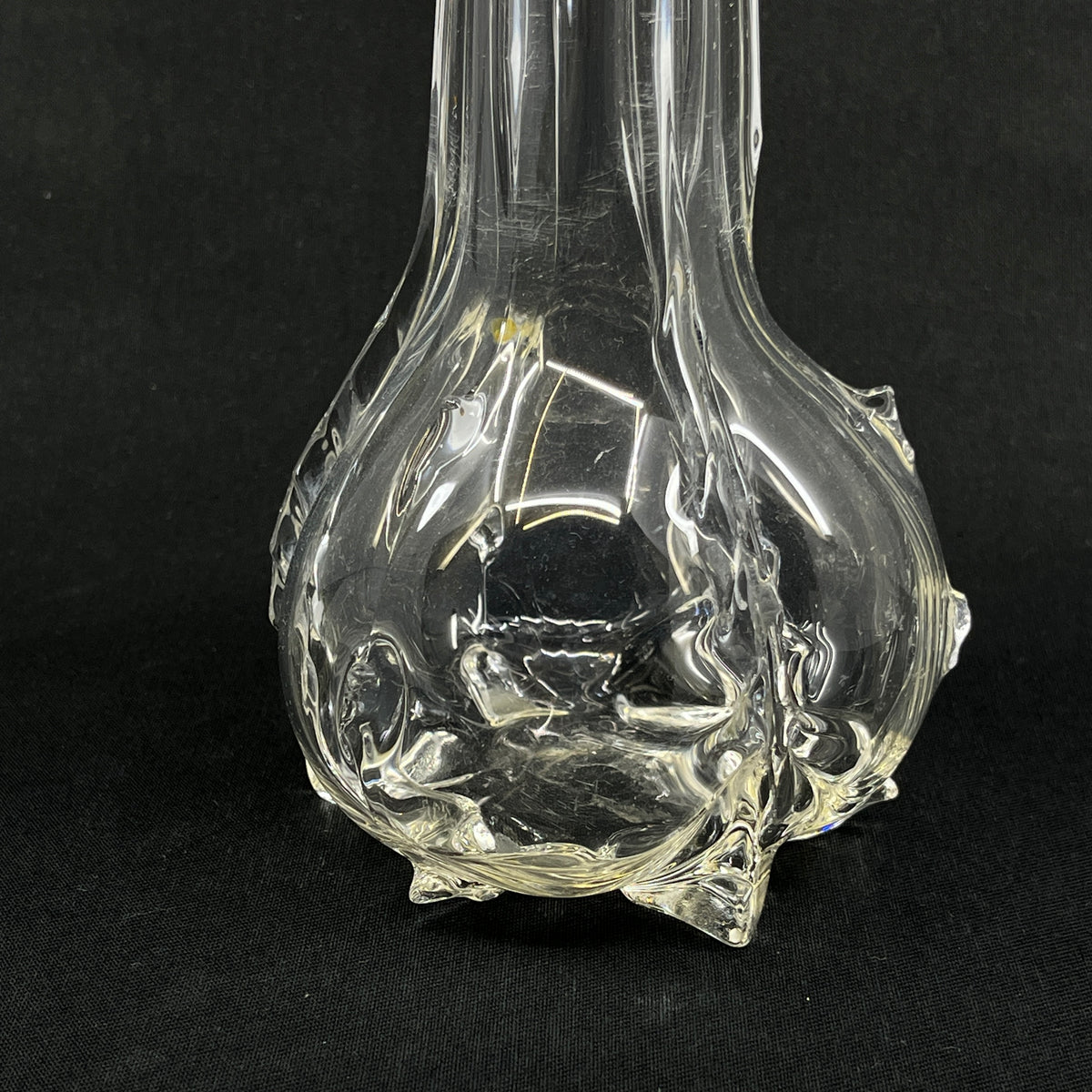 Flot dekoreret kolbevase fra 1920'erne