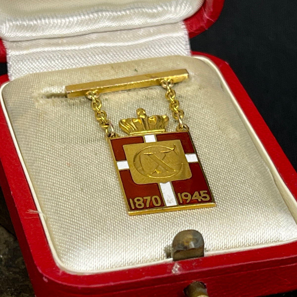 Kongemærke med bjælke 1870-1945 i guld i æske