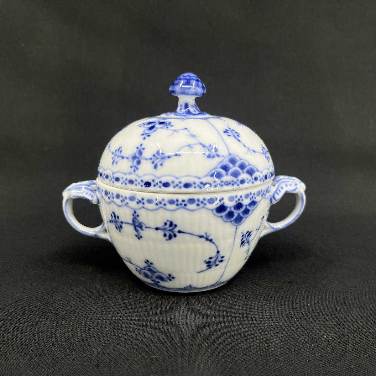 Blue Fluted Half Lace sugar bowl, 1898-1923
