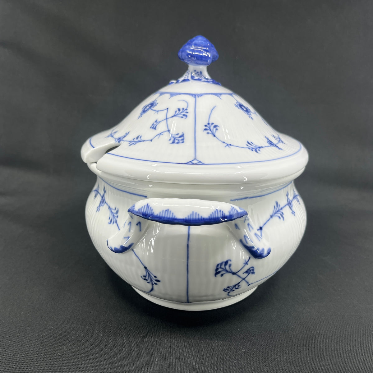 Blue Fluted Fluted oval tureen, 1/432