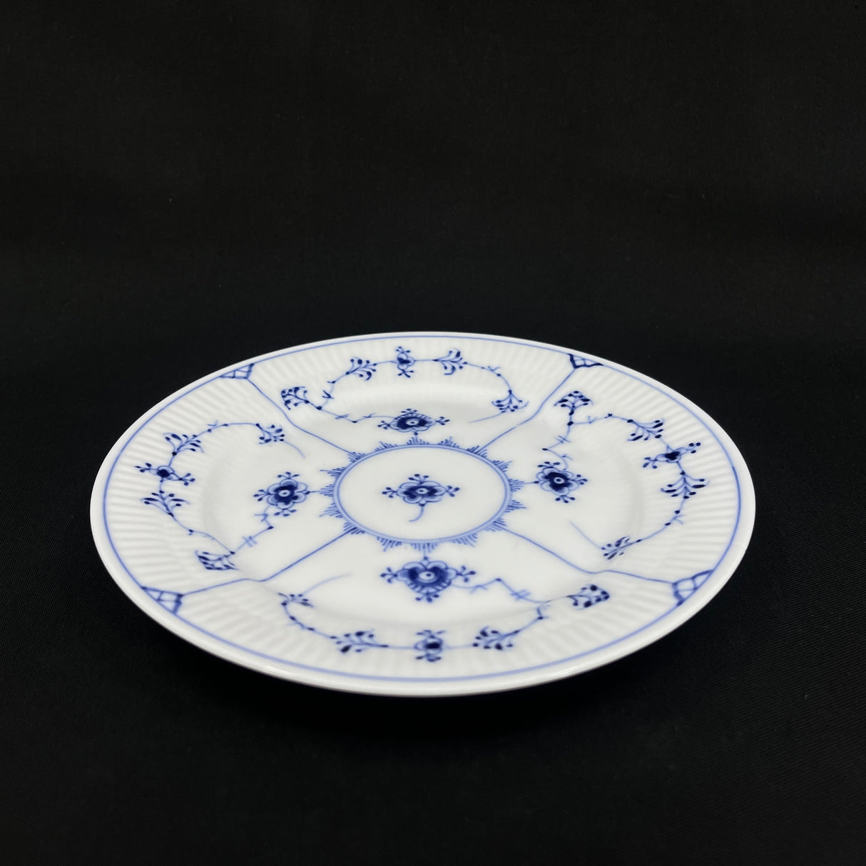 Extra flat Blue Fluted Plain cake plate