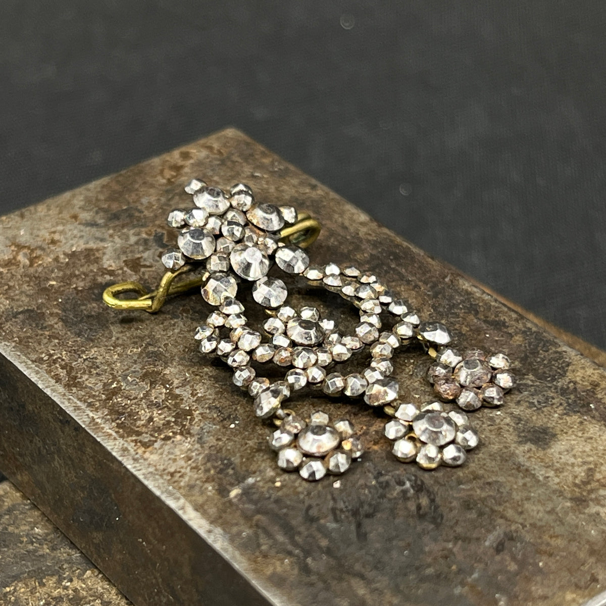 Broche med jern-perler fra 1860'erne