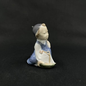Dreng med skib - Figur fra Royal Copenhagen