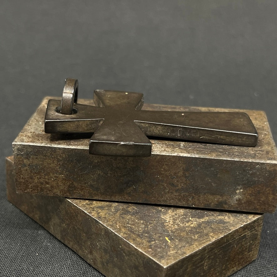 Kors i bakelit fra 1900 tallets begyndelse