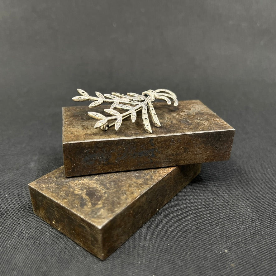 Broche fra 1920'erne med mozanitter