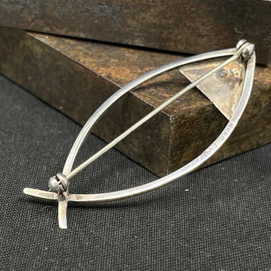Usædvanlig broche af Ole W. Jacobsen
