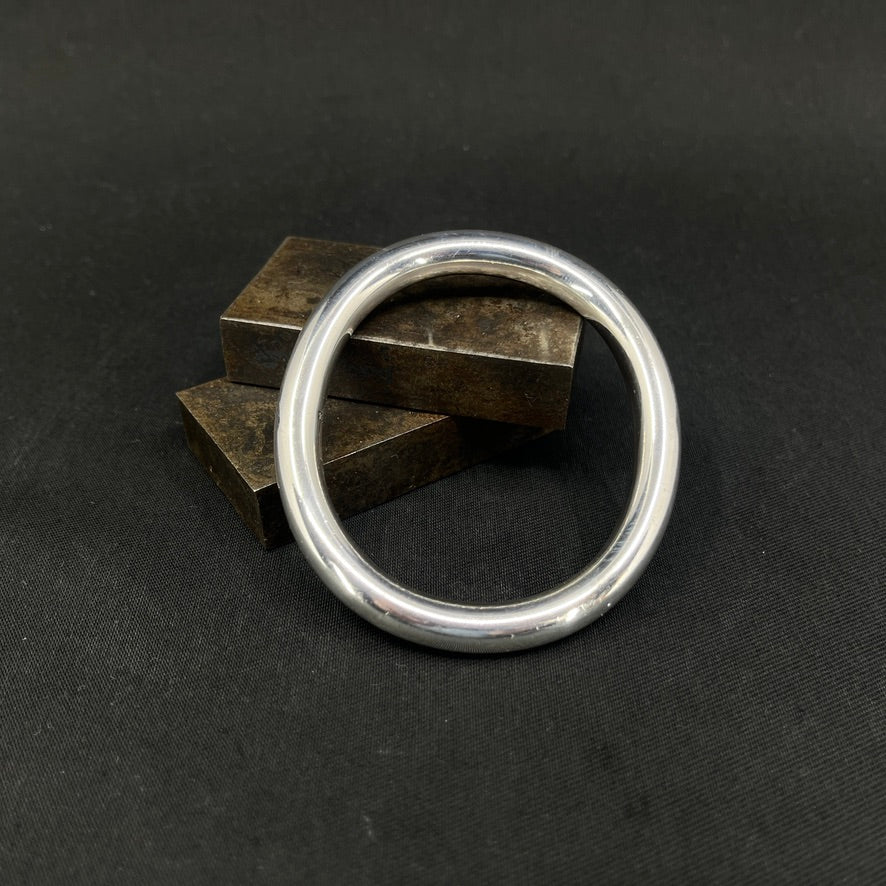 Armring af Ole W. Jacobsen, 8,2X7,6 cm.