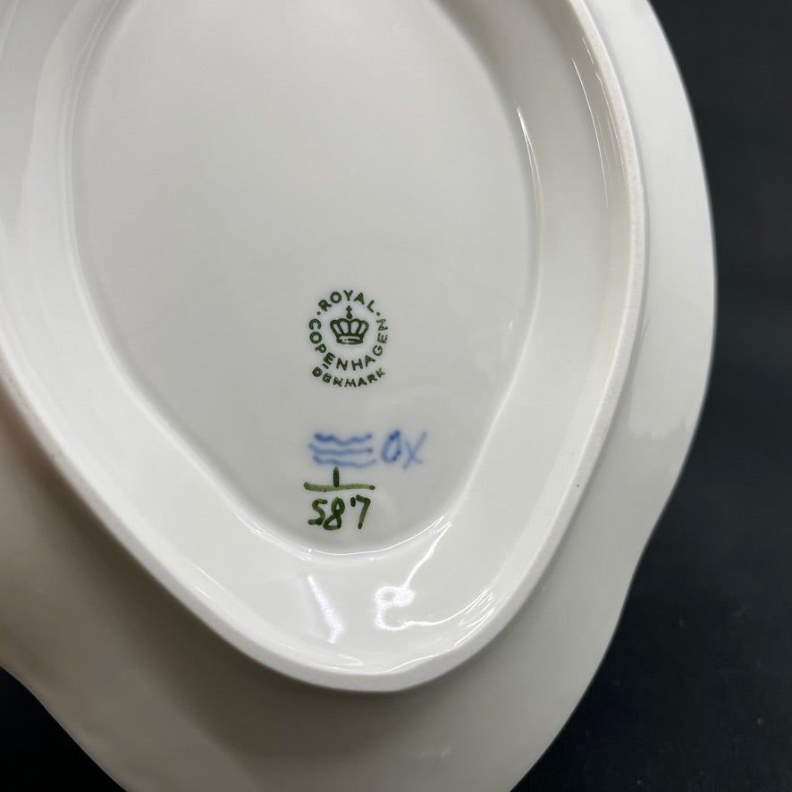 Blue Fluted Half LAce gravy boat, 1/587, 1. assort.