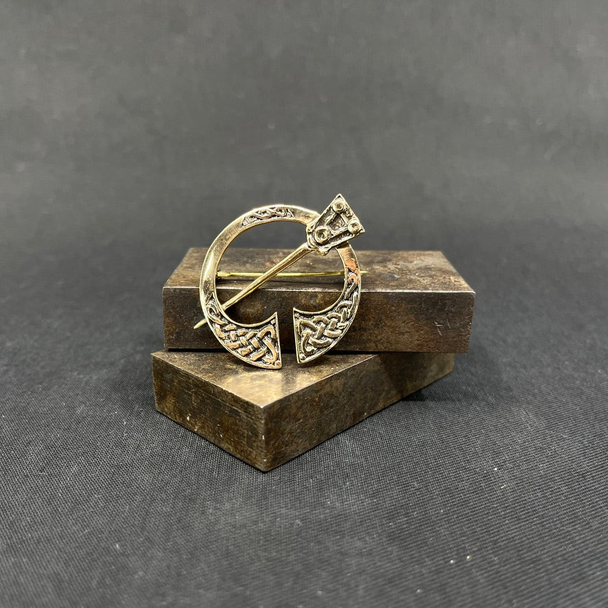 Broche i bronze af Astri Holthe