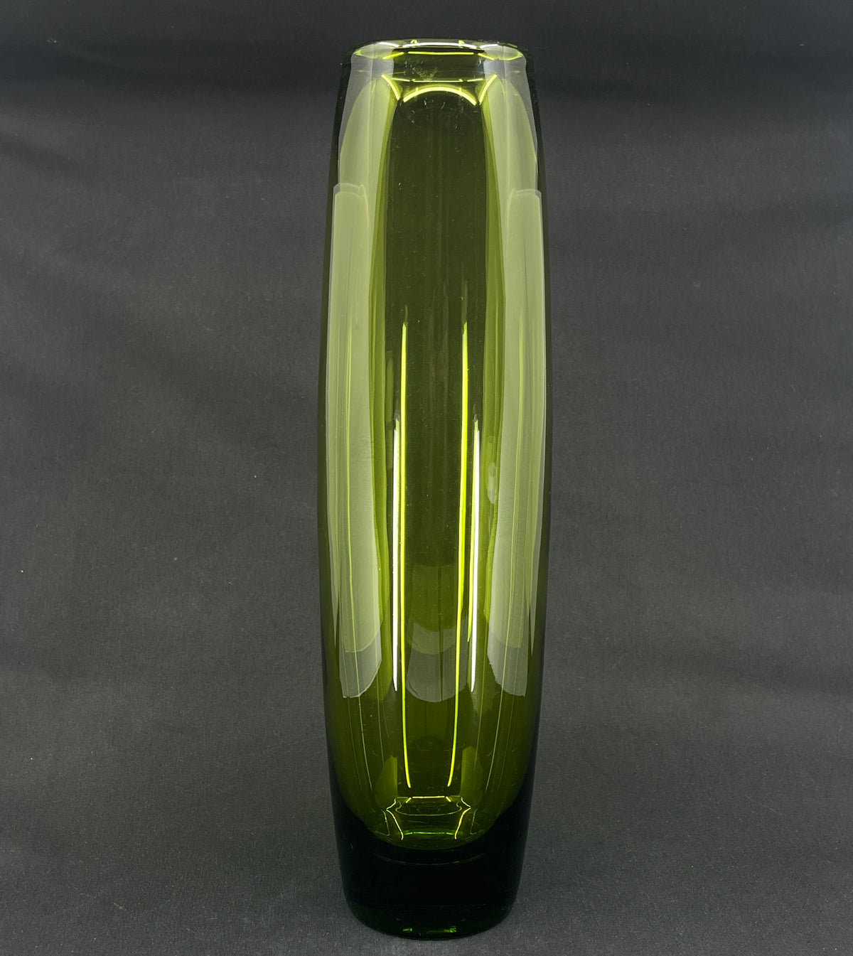 Stor Majgrøn torpedo vase, 38 cm.
