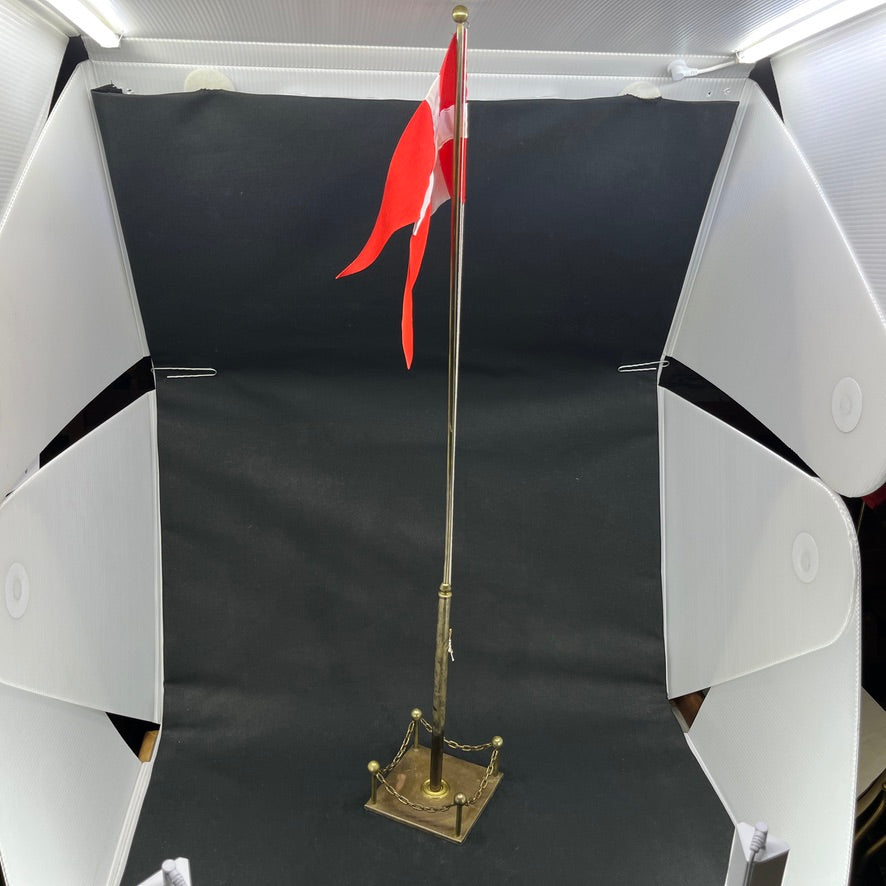 Stor flagstang i messing med kæder, 75 cm.