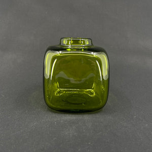 Firkantet Majgrøn vase, 11  cm.