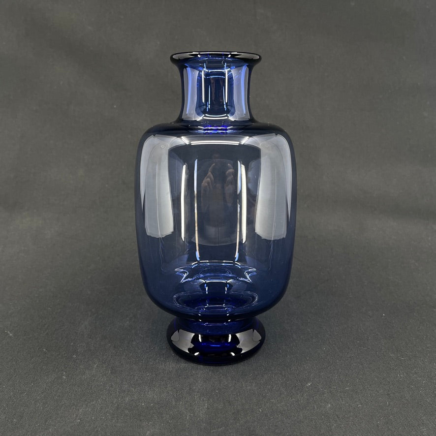 Sapphire-blue vase from Holmegaard, 21 cm.