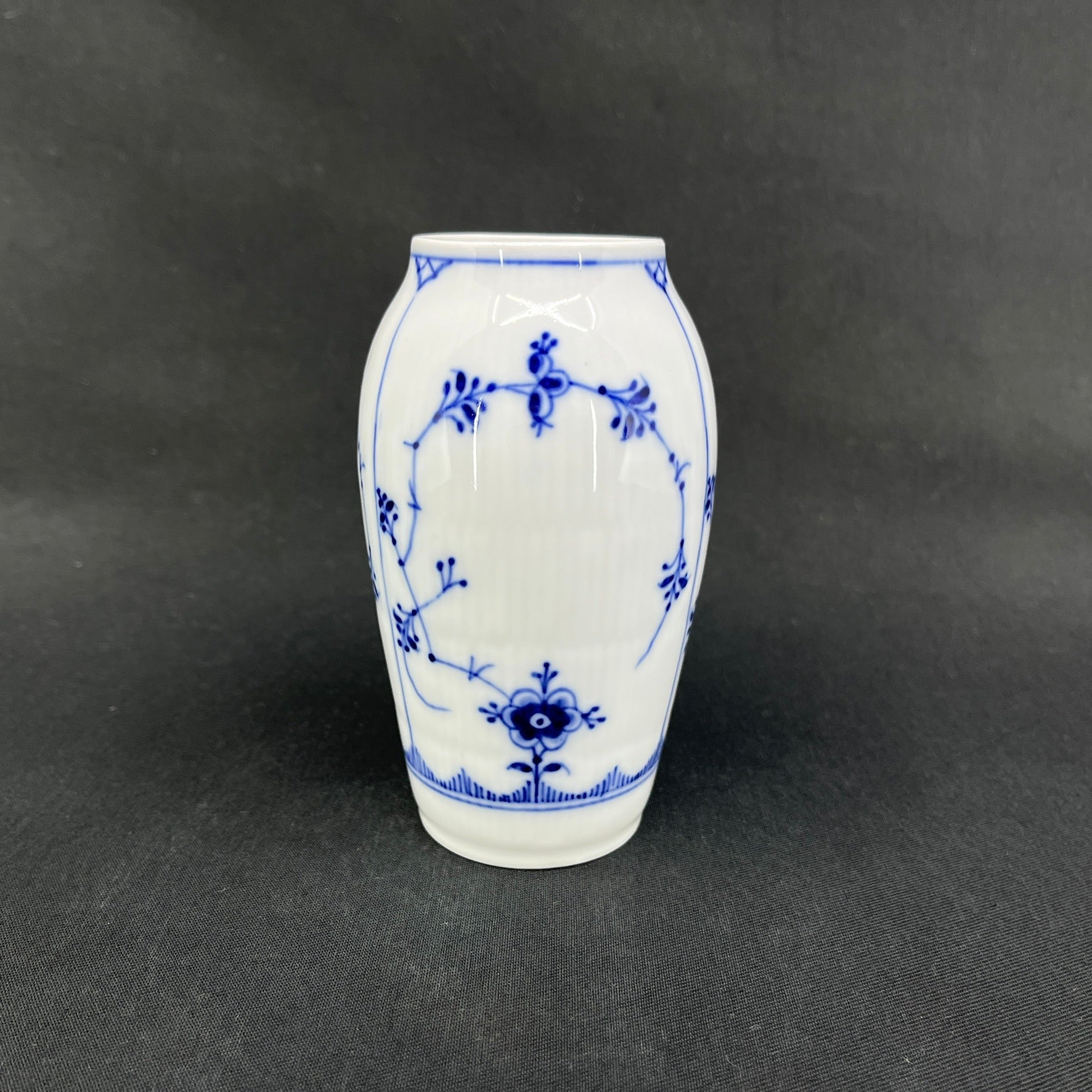 Sjælden Musselmalet Riflet vase, 1/383
