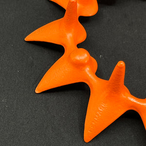 Orange lysestage af Jens Harald Quistgaard