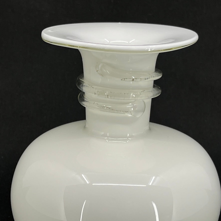 Hvid Napoli vase fra Holmegaard, 13,5 cm.