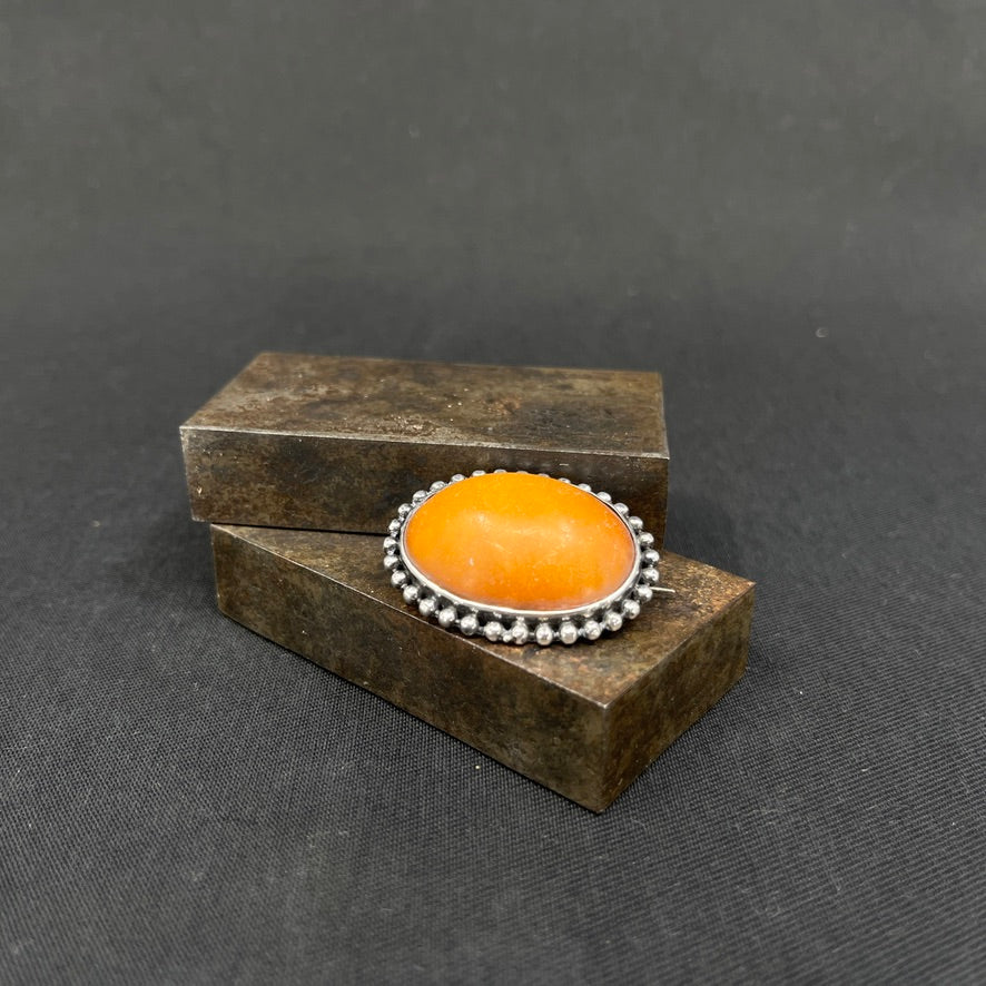 Art deco broche med rav fra 1930'erne, 3,5 cm.