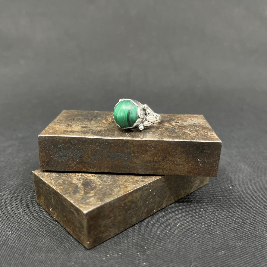 Art Nouveau ring with malachite