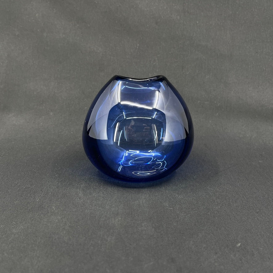 Sapphire blue drop vase by Per Lütken, 11 cm.