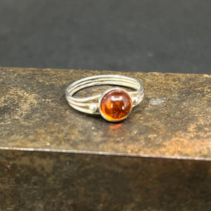Ring med rav, str 48.
