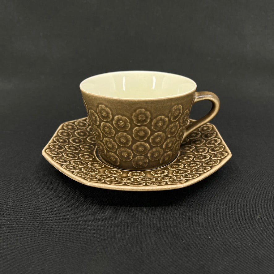 Umbra kaffekop med kantet underkop fra Kronjyden
