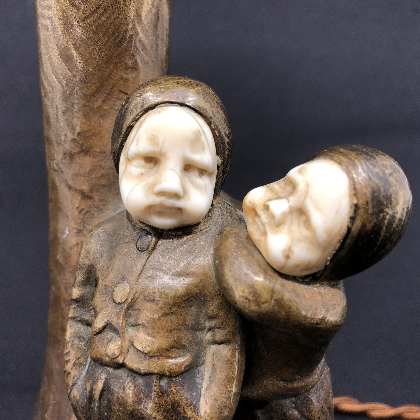 Lampe af Peter Tereszczuk, to børn under svamp