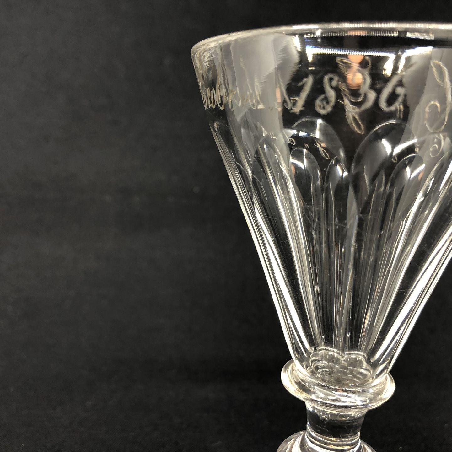 Memorial glass from 1836, cut on Anglais
