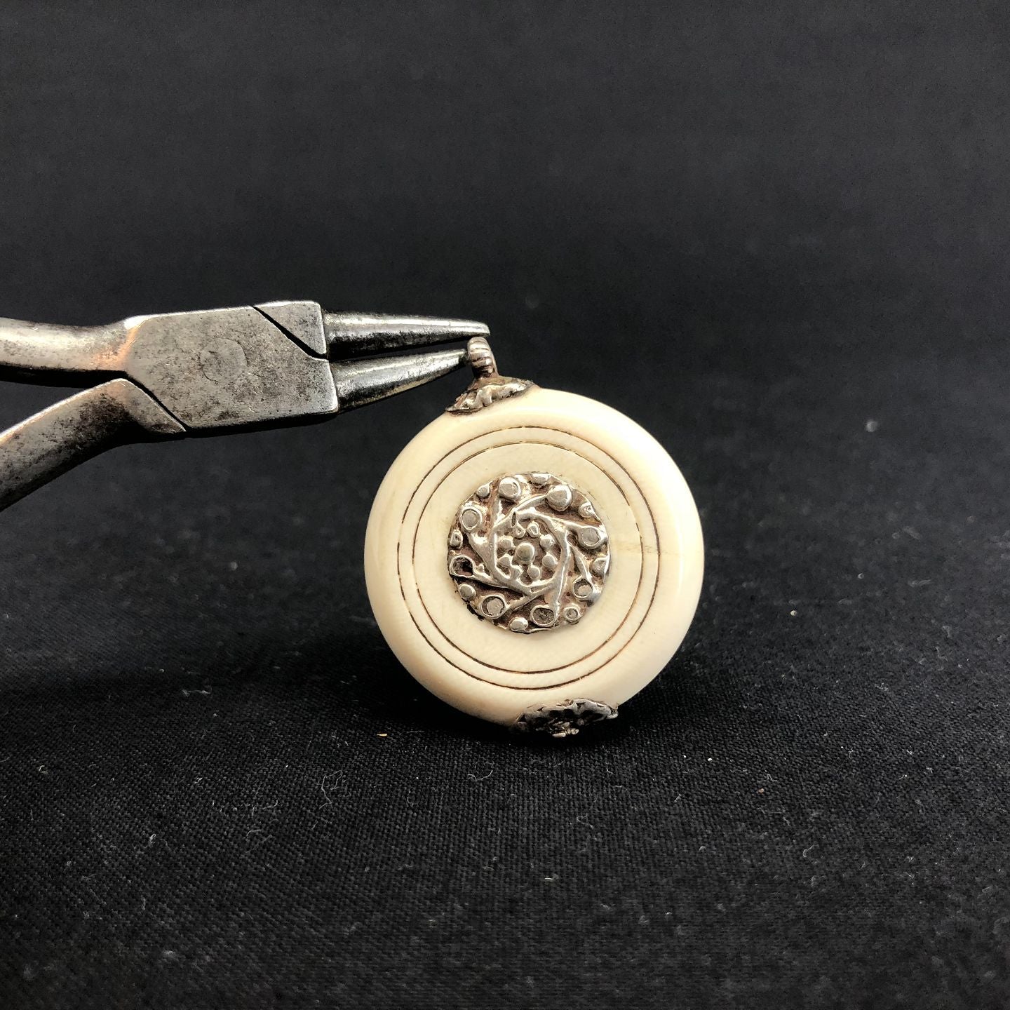 Asian pendant in ivory and silver