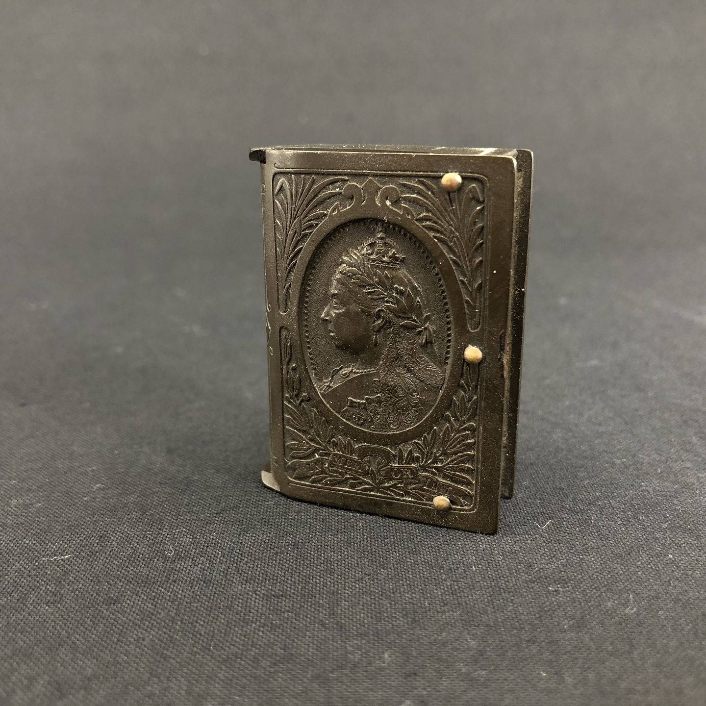 Matchbox in ebonite in memory of Queen Victoria of England