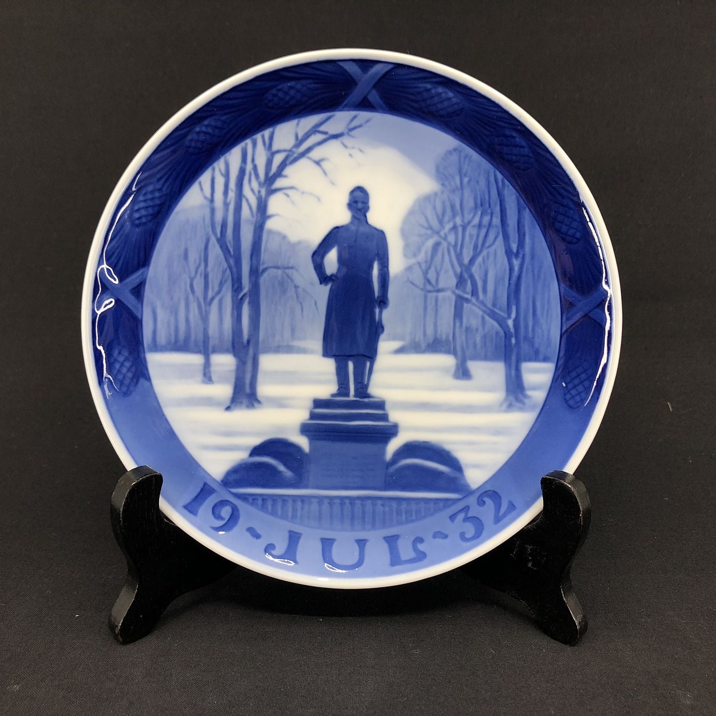 Royal Copenhagen christmas plate 1932
