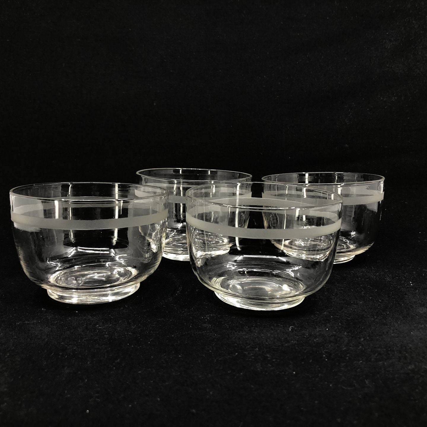 Set of 4 ribbon cut rinsing bowls
