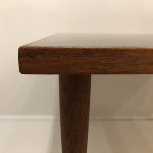 Sofabord i teak med sort formica plade