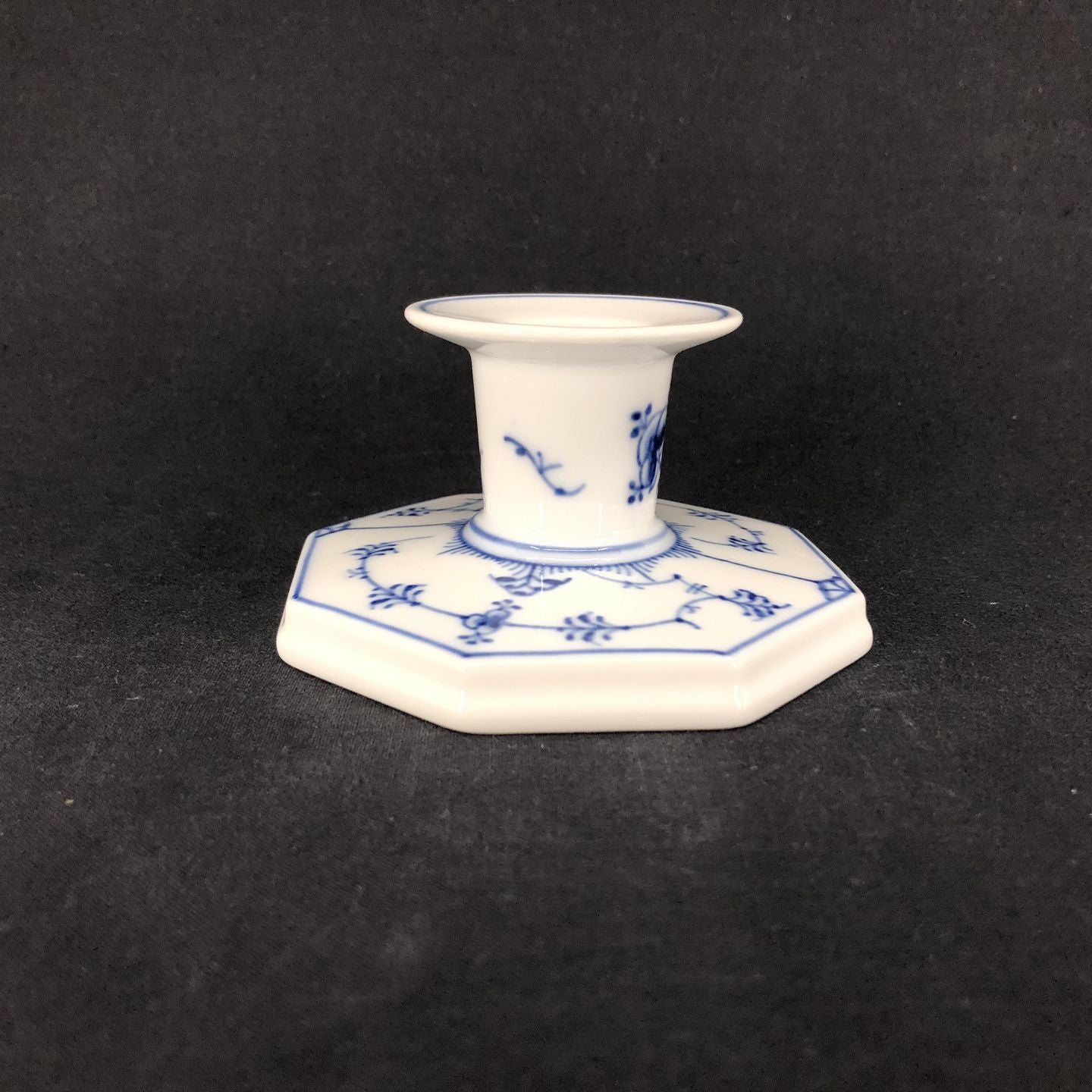 Mussel-painted ribbed stand