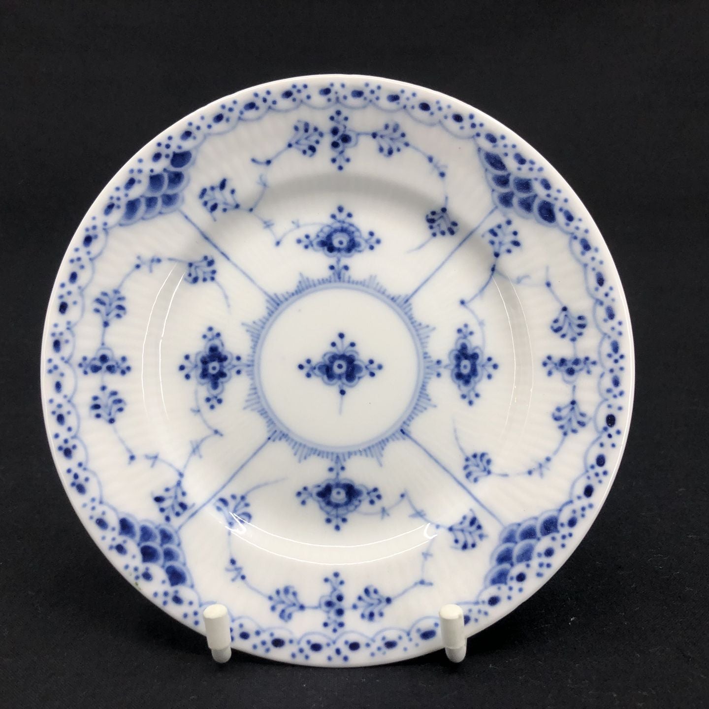 Mussel painted half-blond cake plate, 14.5 cm.