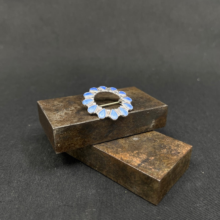 Blå broche fra Volmer Bahner