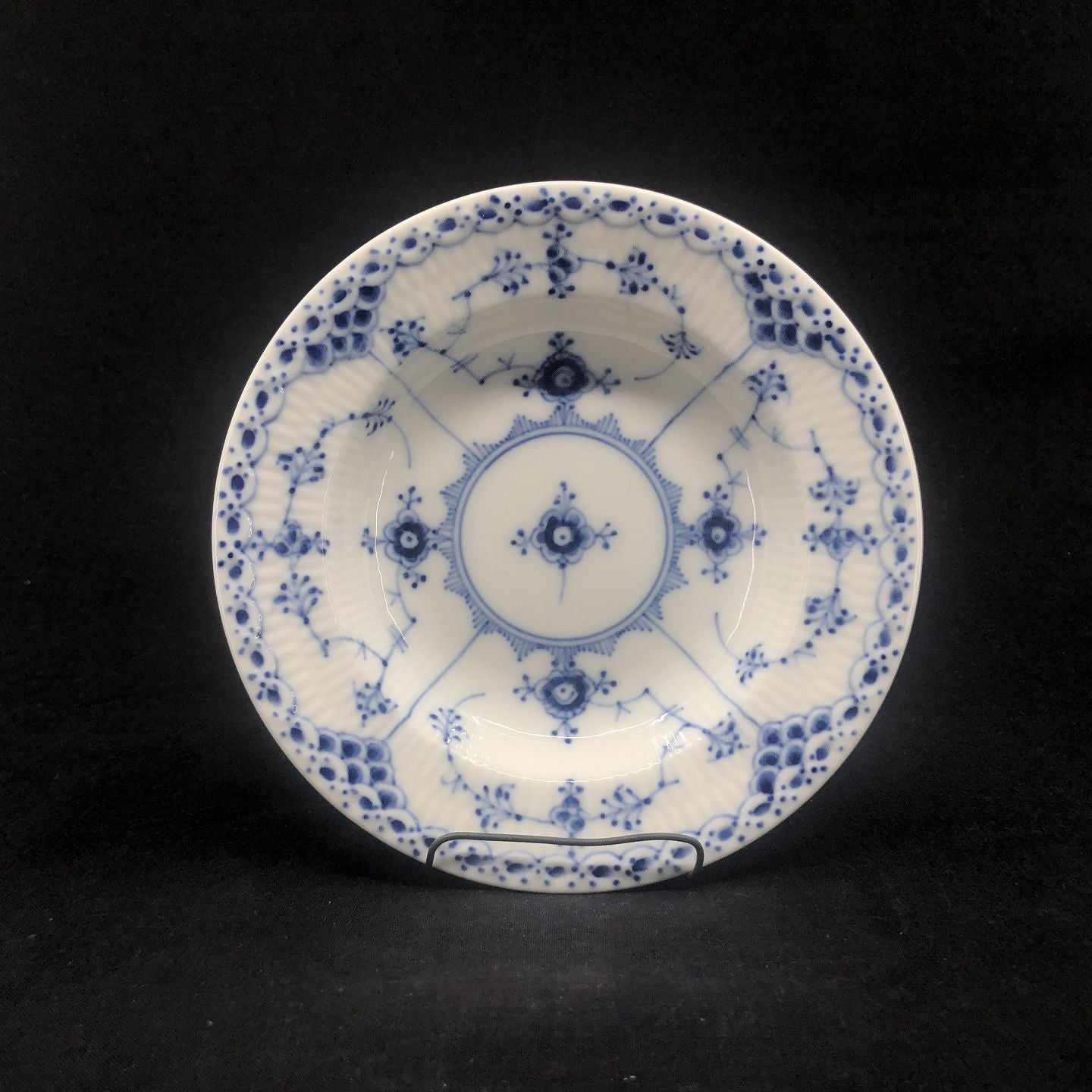 Rare Mussel-painted half-blond mini deep plate, 14 cm.