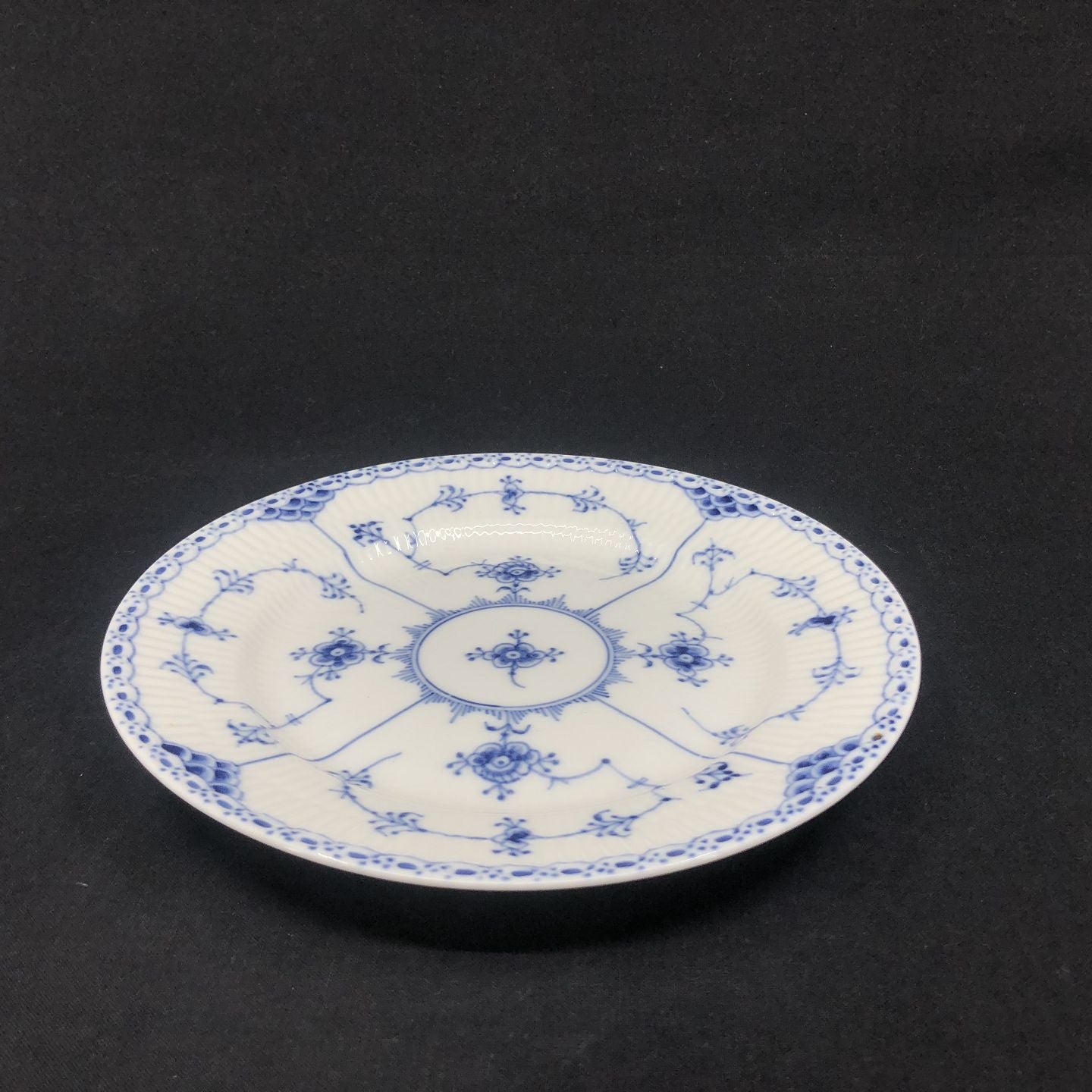 Stor Musselmalet Halvblonde kagetallerken, 19 cm. 2 sortering.