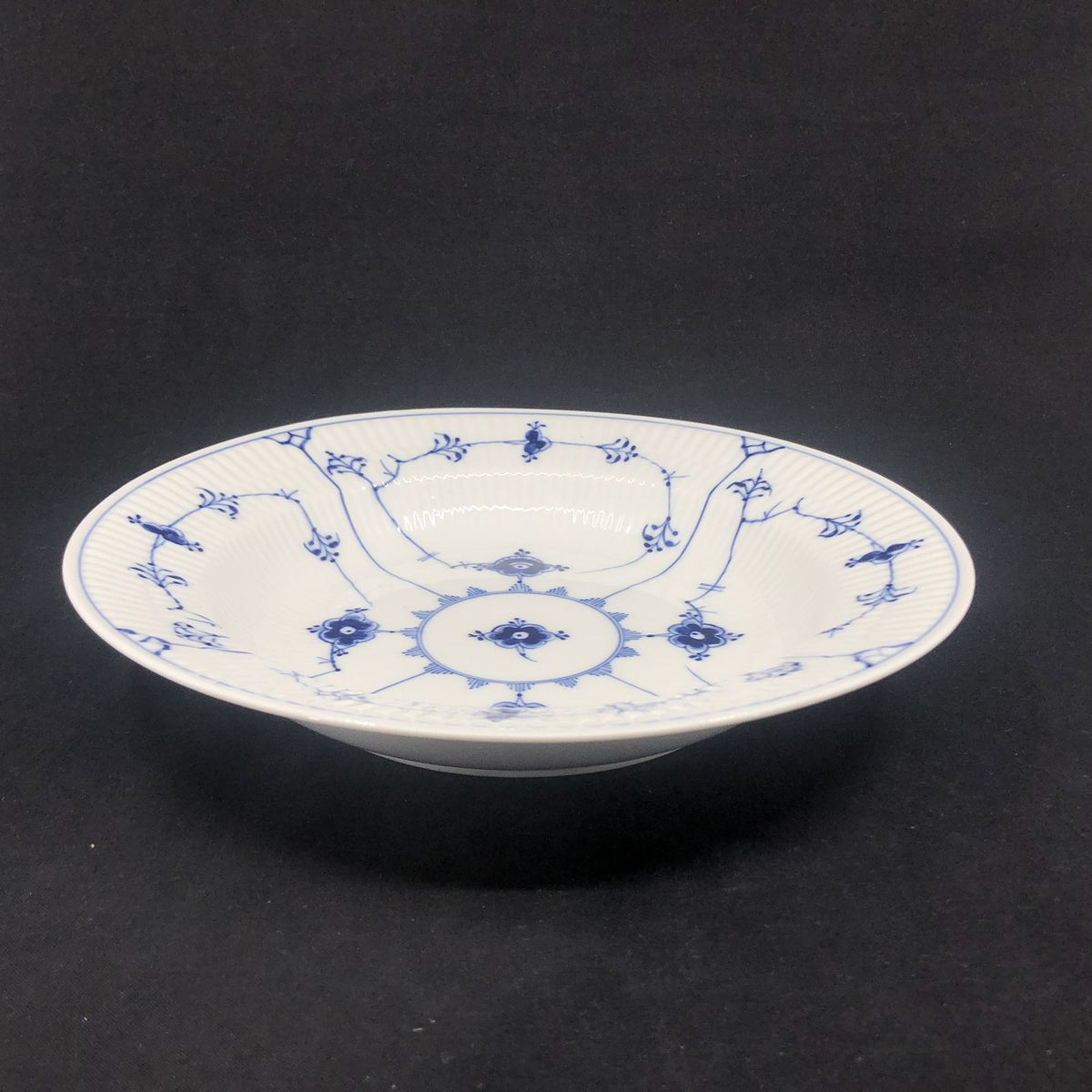 Ekstra flad Musselmalet Riflet dyb tallerken, 25 cm.