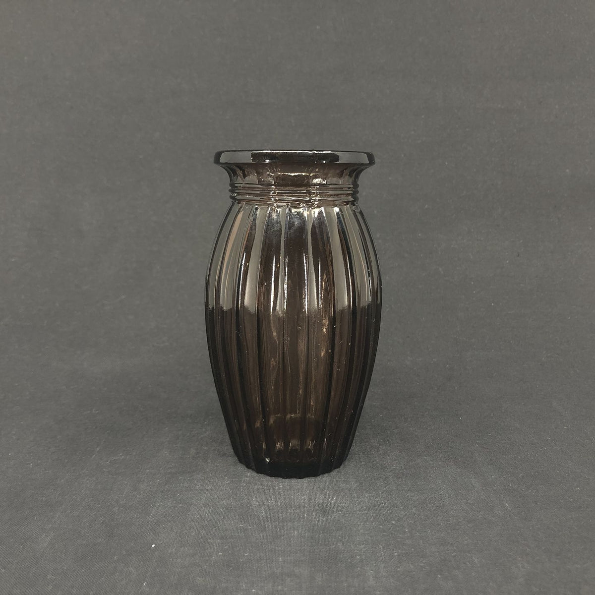 Blomme farvet vase fra Holmegaard