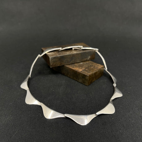 Moderne halskæde fra Aarre & Krogh, 37 cm.