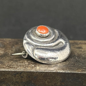Fin rund broche med koral