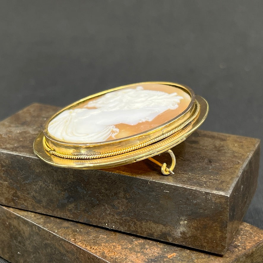 Came broche fattet i 8 karat guld
