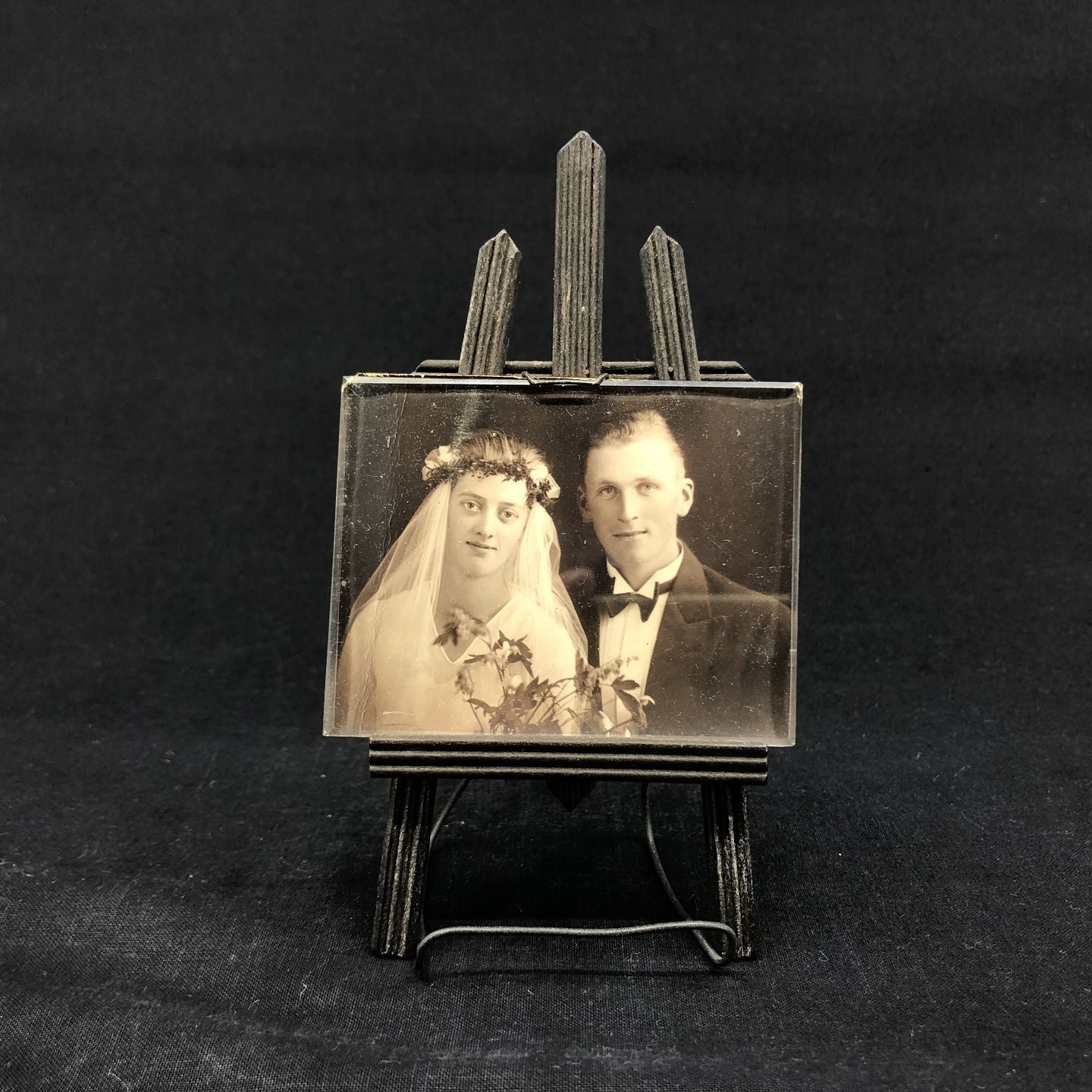 Easel picture frame