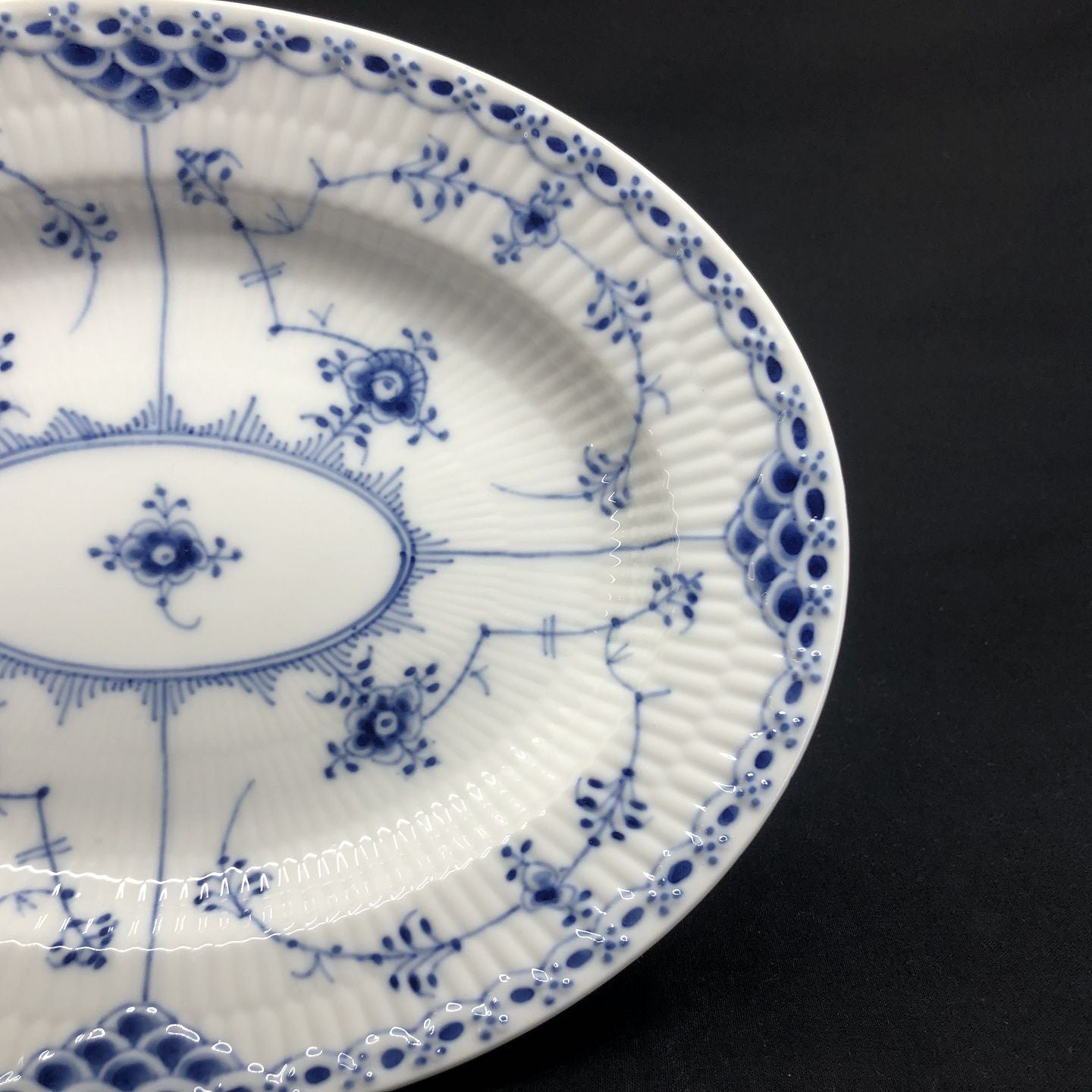 Blaue, geriffelte, ovale Schale mit halber Spitze, 1/531