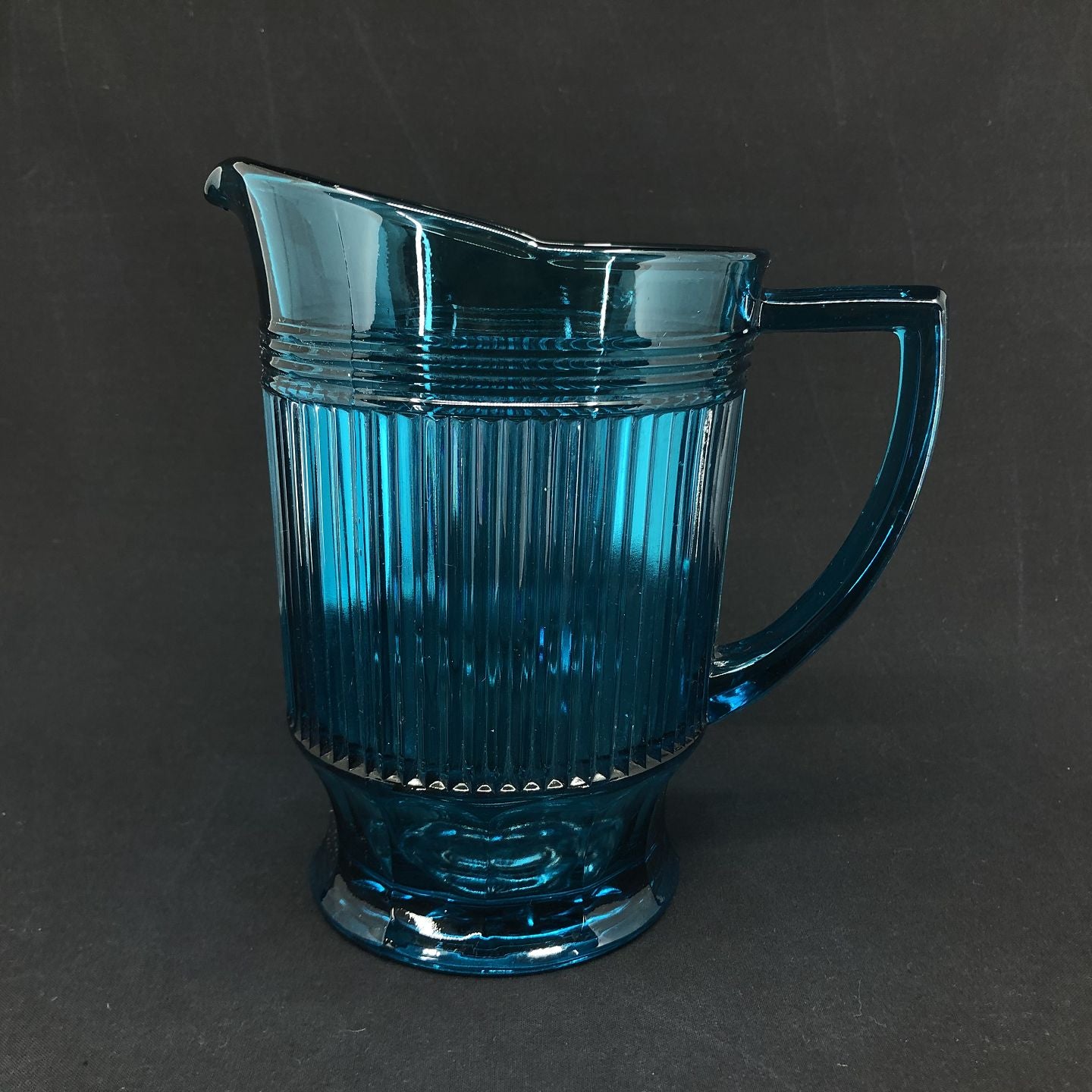 Petroleumsblå stabelglas kande