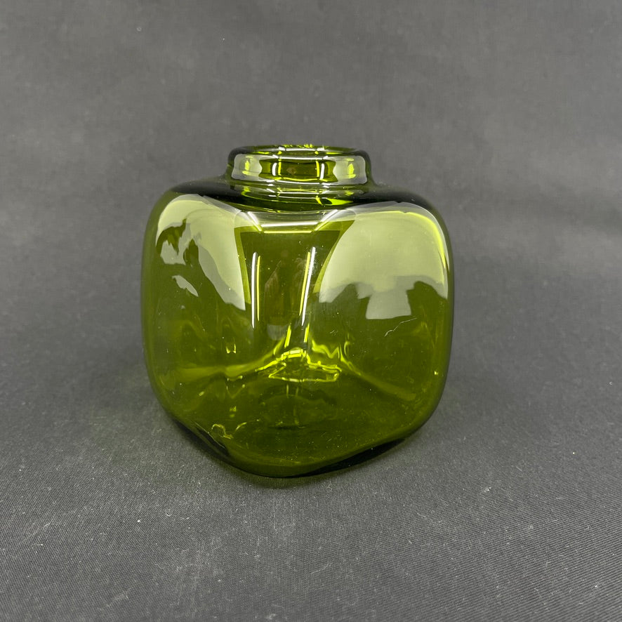 Firkantet Majgrøn vase, 11  cm.