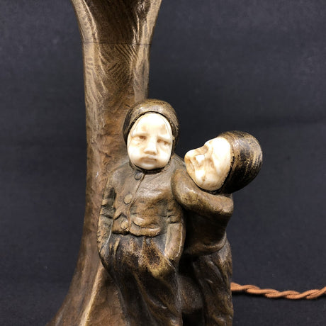 Lampe af Peter Tereszczuk, to børn under svamp