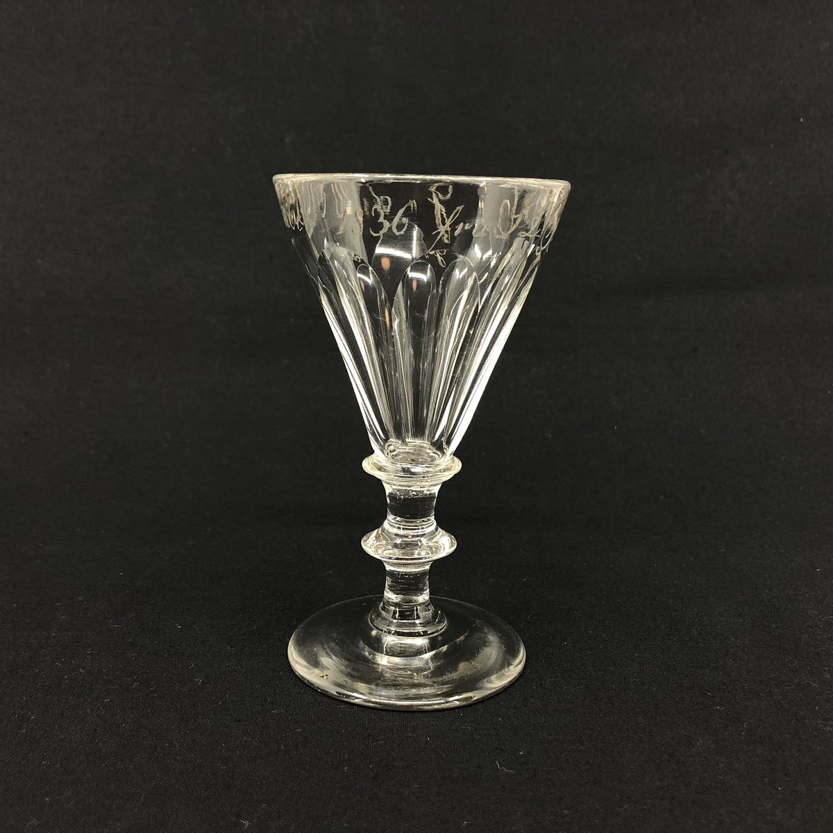 Erindringsglas fra 1836 slebet på Anglais