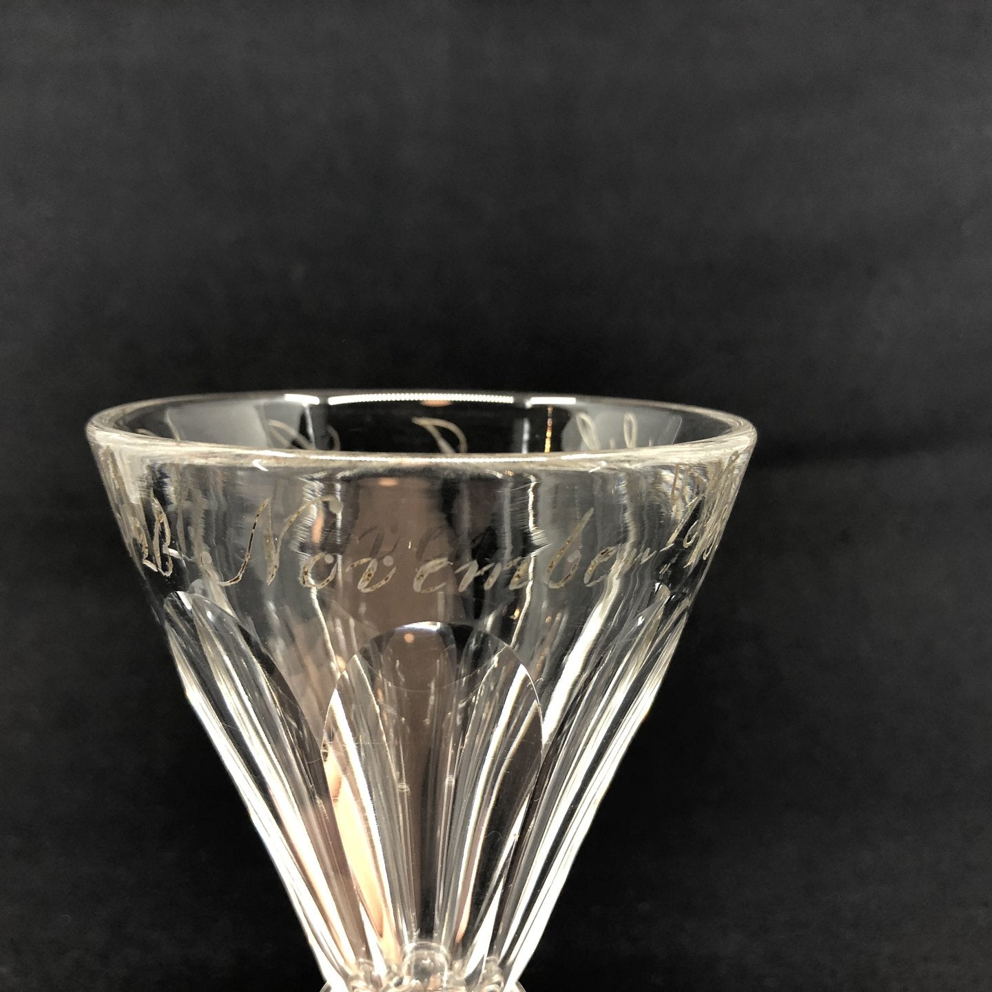 Memorial glass from 1836, cut on Anglais
