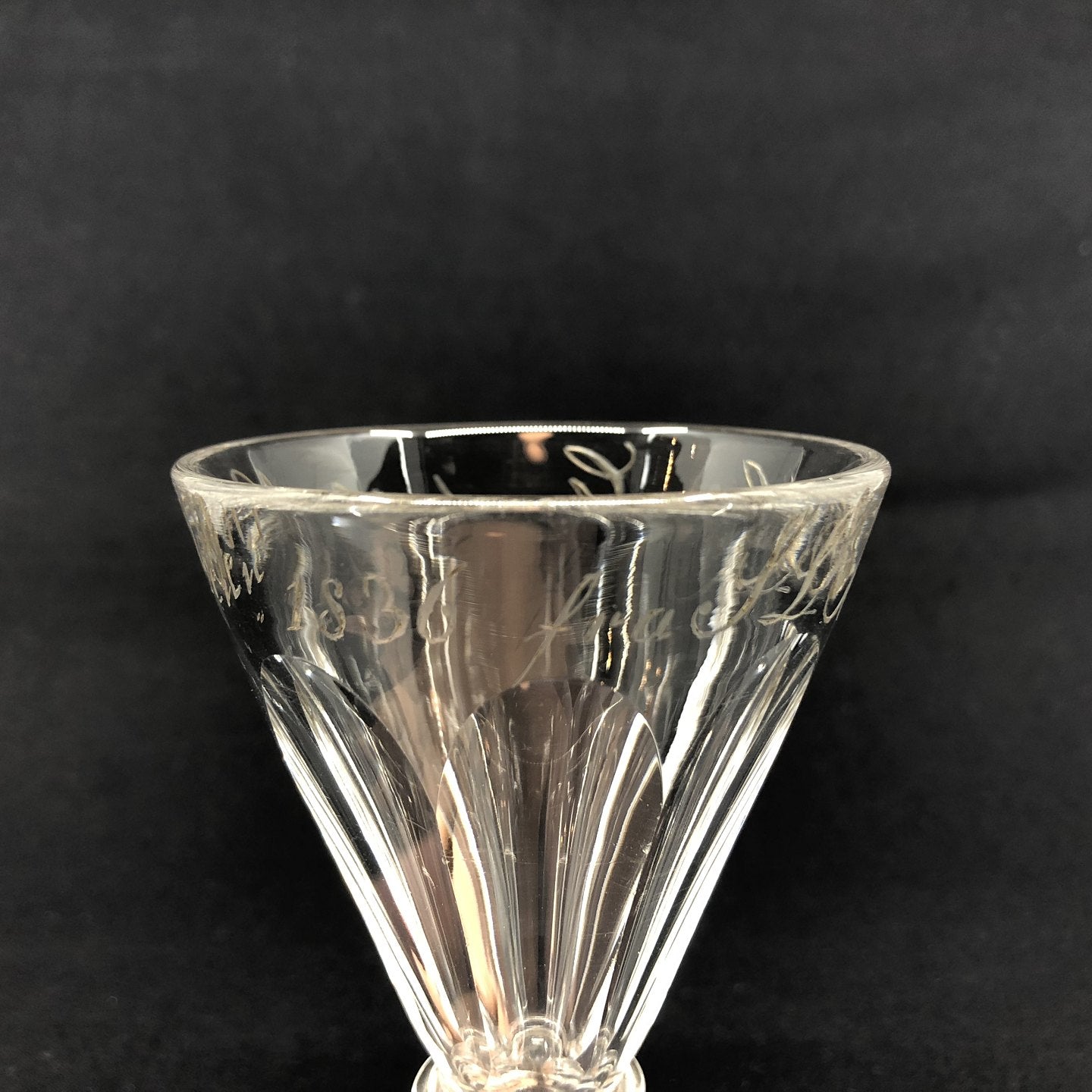 Memorial glass from 1836, cut on Anglais
